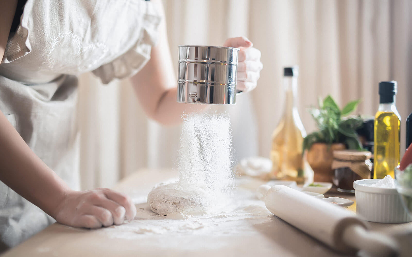 The secret to making soft cakes is kneading the dough